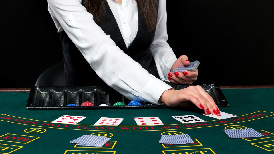 Крупье в live-казино: как устроены игры с живым дилером